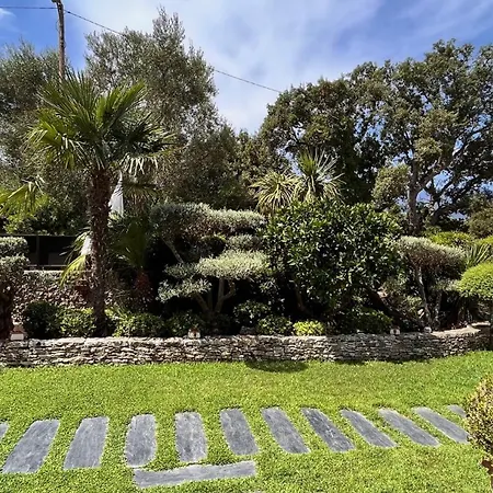 Alojamento de Acomodação e Pequeno-almoço Chez Virginie 4*