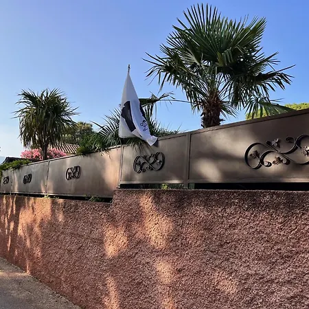 Alojamento de Acomodação e Pequeno-almoço Chez Virginie 4*